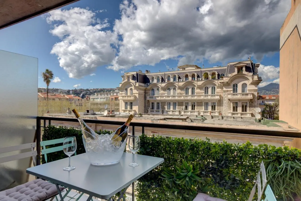 Friendly & Designed Apartment In The Golden Square location